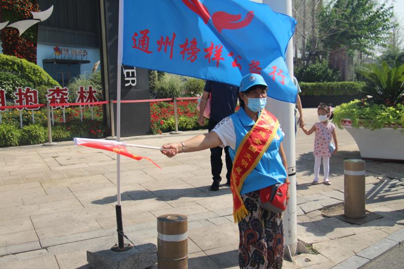 <strong>美女比基尼床上亲</strong>